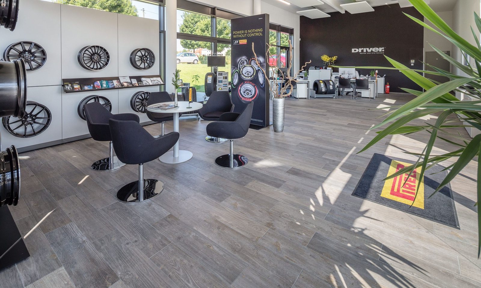 Kunden-Lounge mit Sitzgruppe und Felgenwand