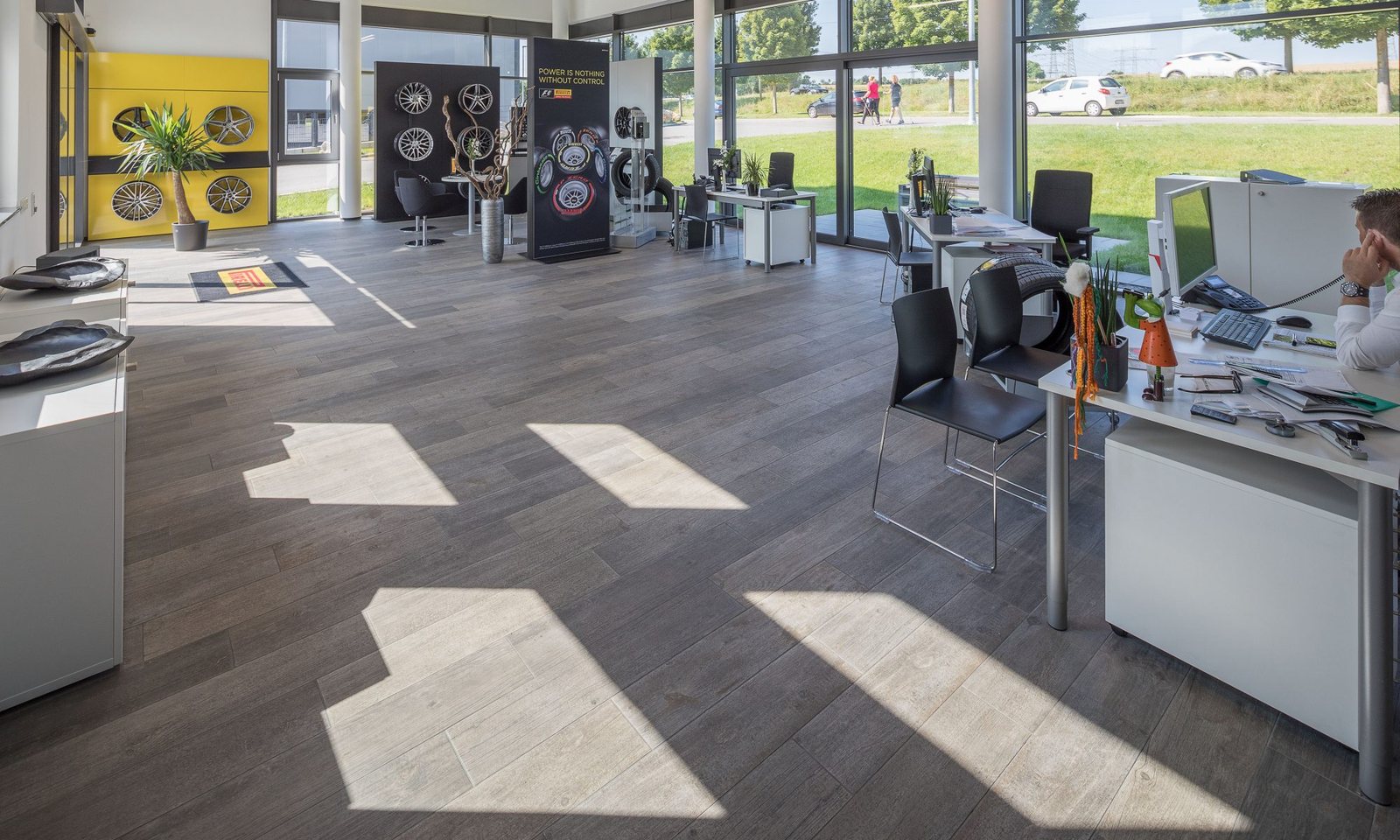 Showroom mit Felgenwänden und Beratungsplätzen im Driver Center Wernau